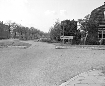 884400 Gezicht op de kruising van de Winthontlaan (links) met de Mauritiuslaan te Utrecht; op de hoek het pand ...